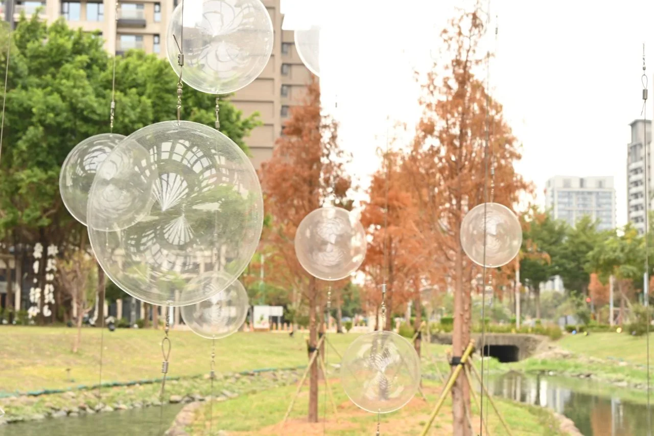 新竹縣政府表示,今年光藝節以「寫一首詩.給路上的風景」為主題,秉持尊重在地環境的原則,邀請台、日藝術家們聯手將雨、風、光等自然意象,融入光影裝置中,展現與自然和諧共生的永續精神。翻攝楊文科FB