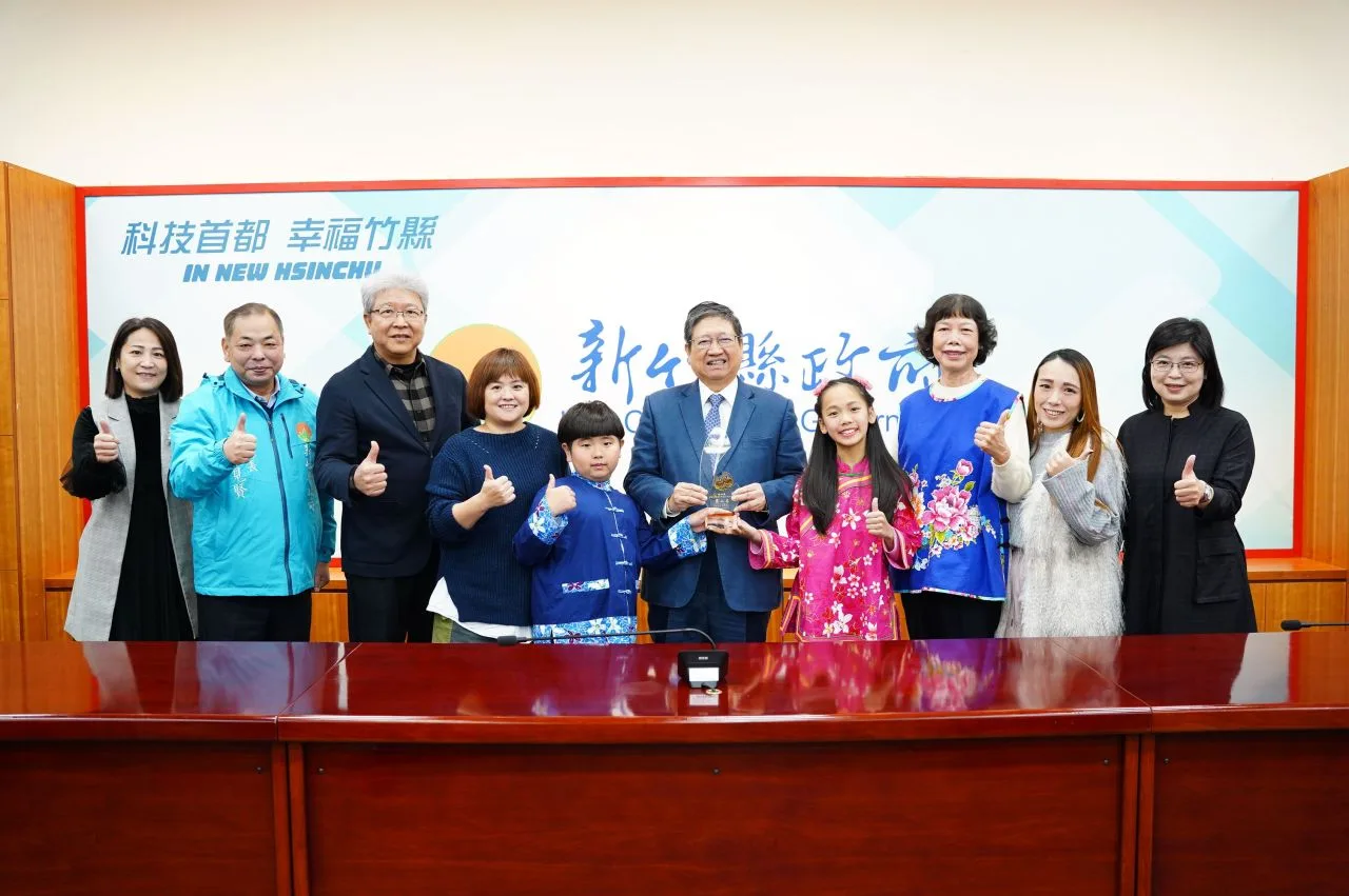 竹東國小五年級學生鄭宇宸(左5)、黃苡喬以(右4),在客語口說藝術類國小高年級組全國第2名。新竹縣政府提供