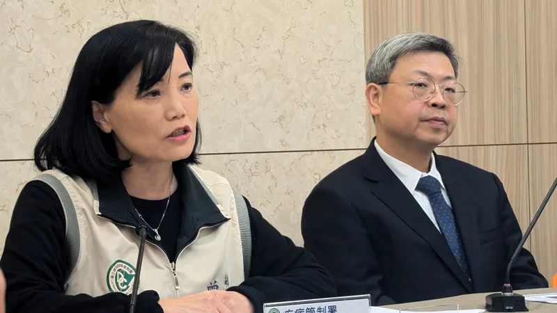 疾管署發言人曾淑慧（左）17日表示，國內腸病毒疫情呈下降趨勢，但仍處流行期，預估明年1月中下旬才脫離流行。中央社