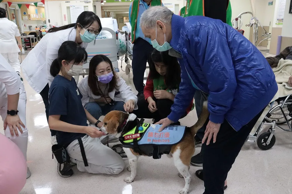 毛小孩可以撫慰人心，為長者們進行動物輔助治療。翻攝自衛生福利部彰化醫院 臉書