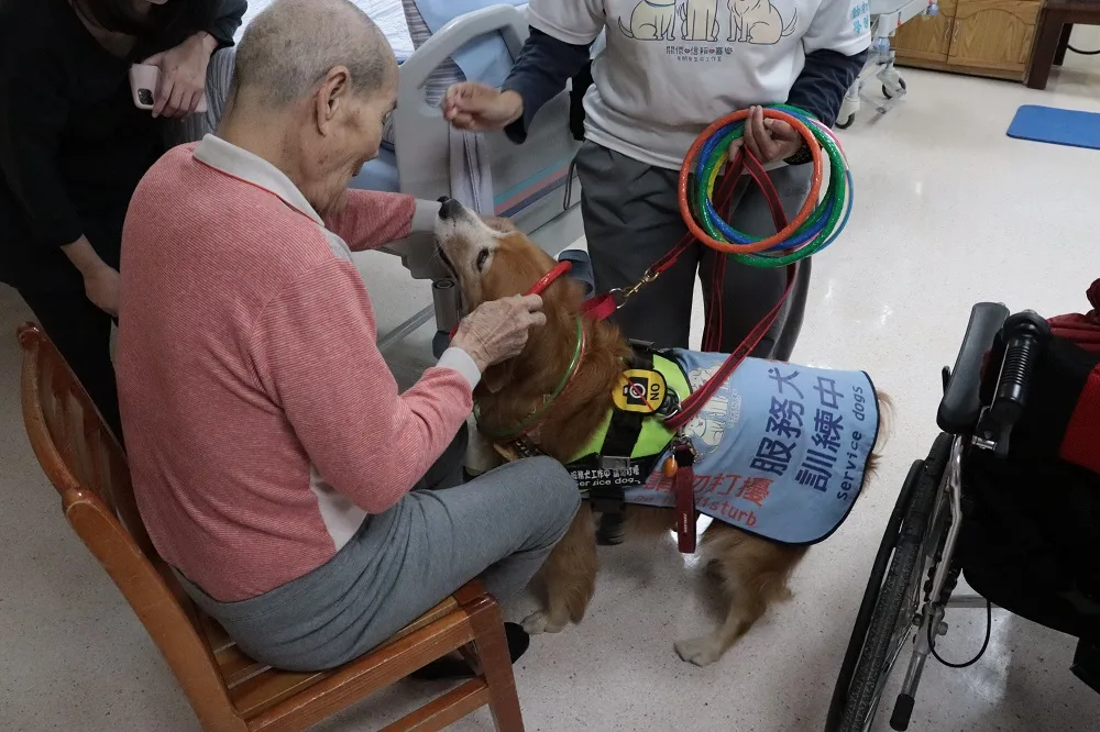 毛小孩可以撫慰人心，為長者們進行動物輔助治療。翻攝自衛生福利部彰化醫院 臉書