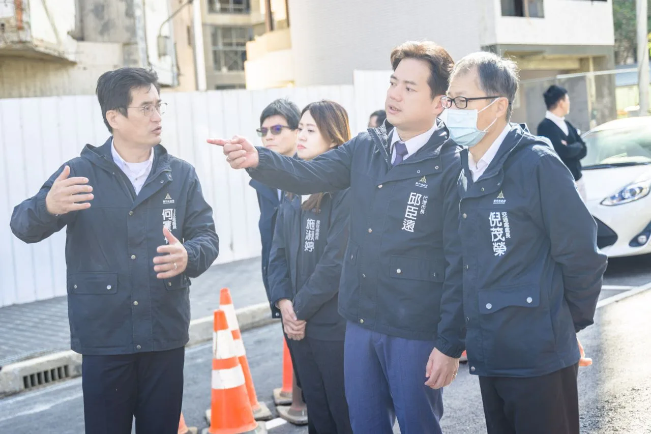 新竹市代理市長邱臣遠前往慈祥路視察通車情形。竹市府提供