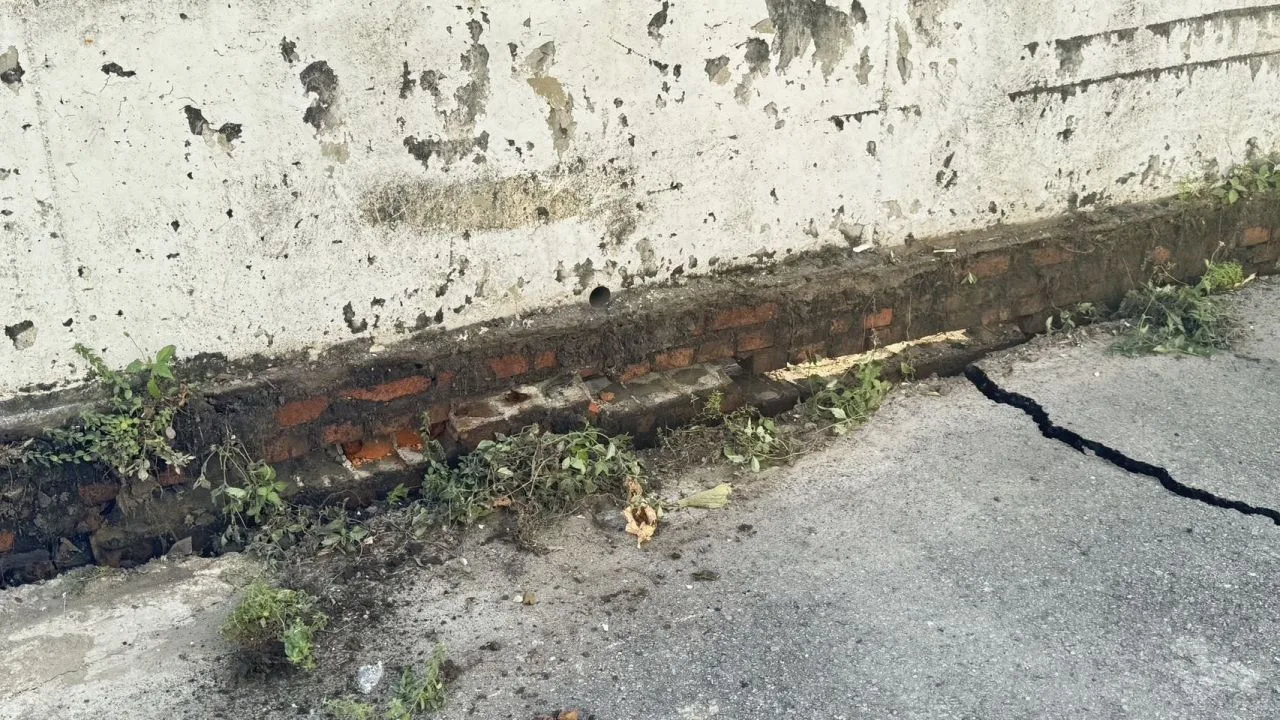 竹南鎮新建案開挖發生道路傾斜沉陷。苗縣府提供
