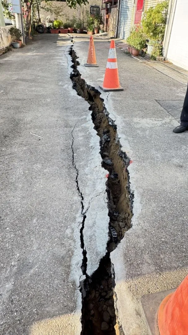 竹南鎮新建案開挖發生道路傾斜沉陷。苗縣府提供