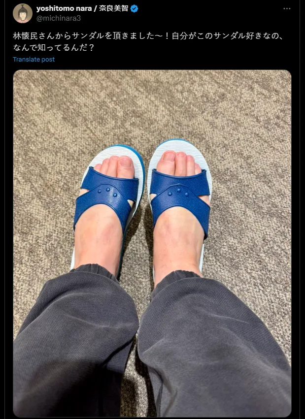 奈良美智穿著林懷民贈送的藍白拖。翻攝奈良美智Ｘ
