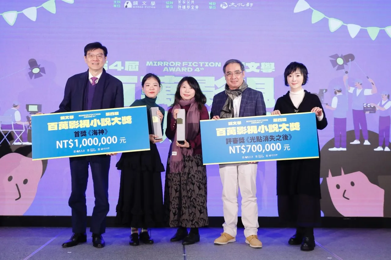 第4屆鏡文學百萬影視小說大獎合照（左起）鏡文學社長裴偉、首獎盧臆雯、評審獎海德薇、客傳會董事長陳邦畛、鏡文學總經理董成瑜。鏡文學提供