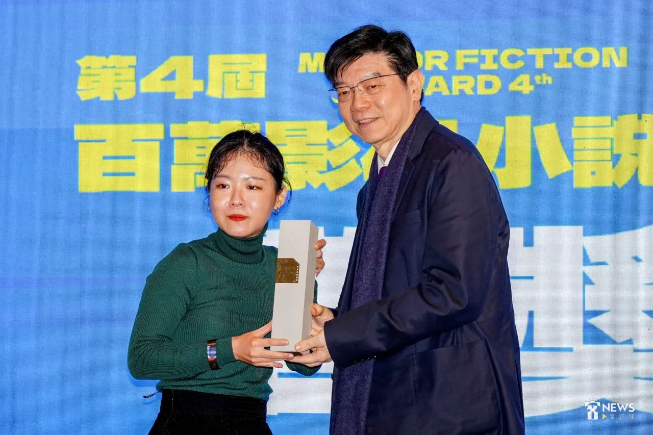 鏡文學社長裴偉（右）頒發百萬首獎予得主盧臆雯（左）。李台源攝