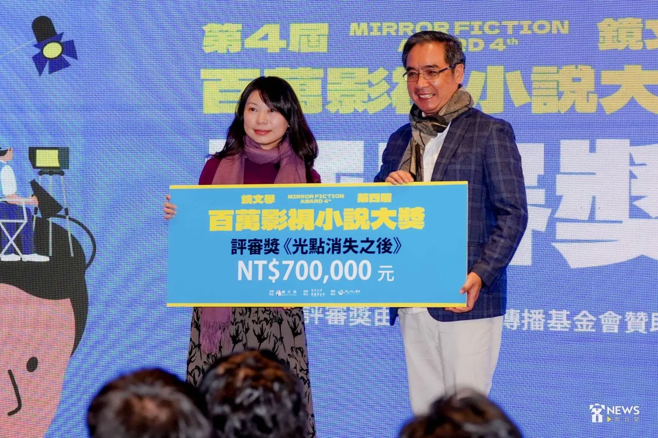 客傳會董事長陳邦畛（右）頒發評審獎予得主海德薇（左）。李台源攝