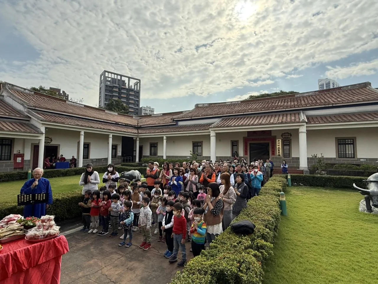 高雄市客委會今天進行完福祭典,依循古禮謝神,數百名民眾參加。高雄市客委會提供