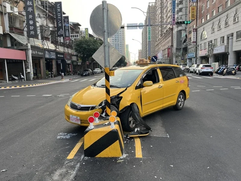 台中車輛左轉自撞行人庇護島　2個月18件