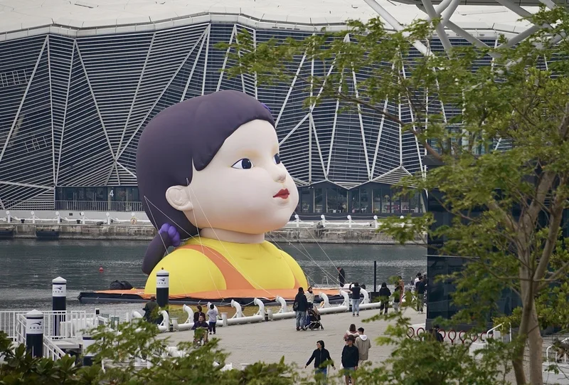 巨型「英熙娃娃」19日現身高雄港引發熱議，吸引不少民眾搶拍分享。中央社
