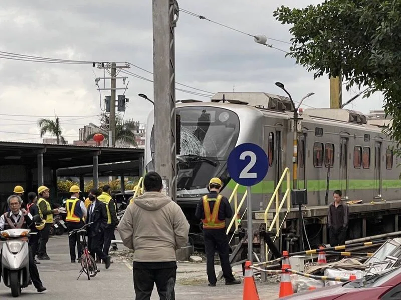 台鐵EMU900型電聯車19日下午抵終點花蓮站,人員以調車機推進場清洗,操作不慎撞及止衝擋等設施,造成車頭受損、玻璃破裂。民眾提供