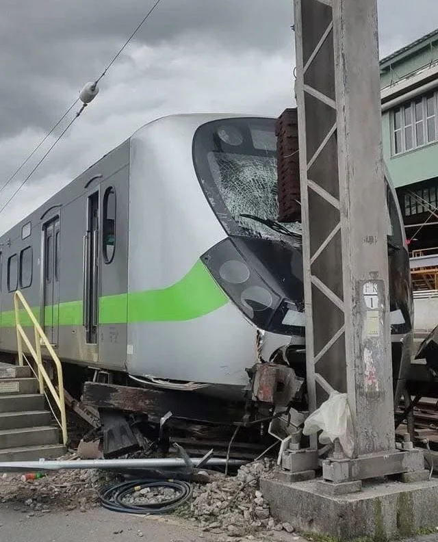 台鐵EMU900型電聯車19日下午抵終點花蓮站,人員以調車機推進場清洗,操作不慎撞及止衝擋等設施,造成車頭受損、玻璃破裂。民眾提供