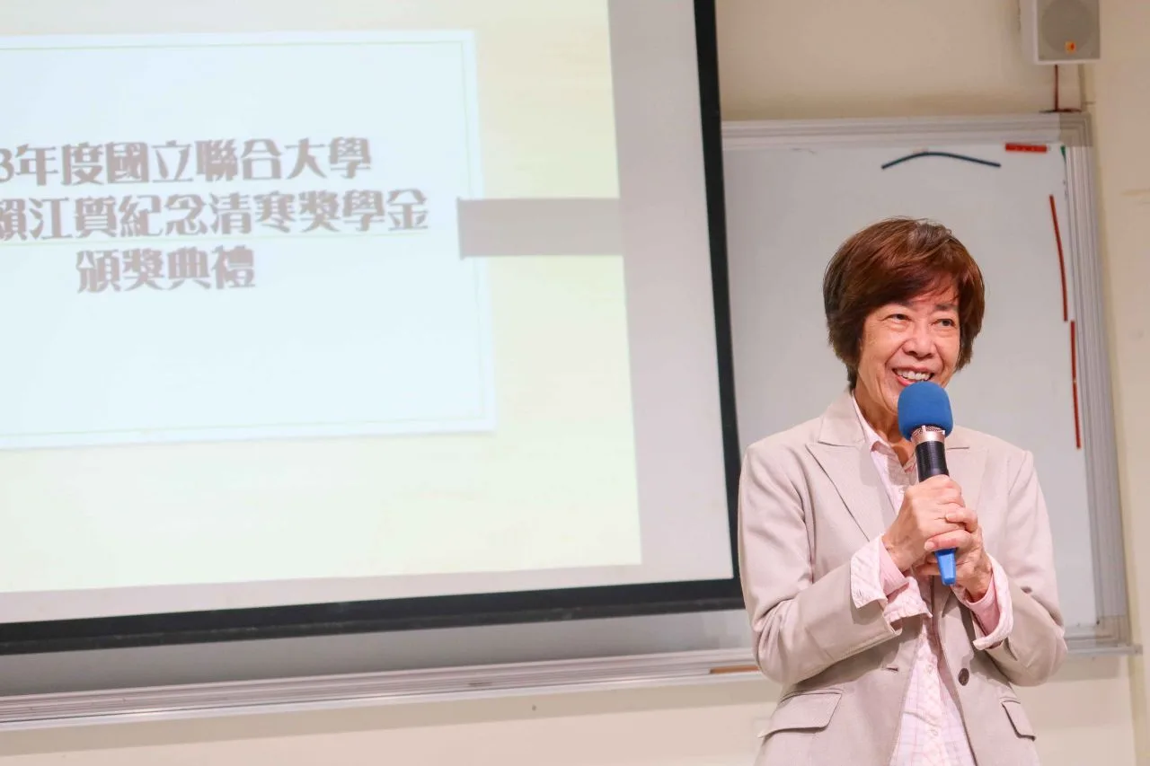 賴明珠在頒發父親獎學金後，分享她翻譯村上春樹文學作品的心得。何來美攝