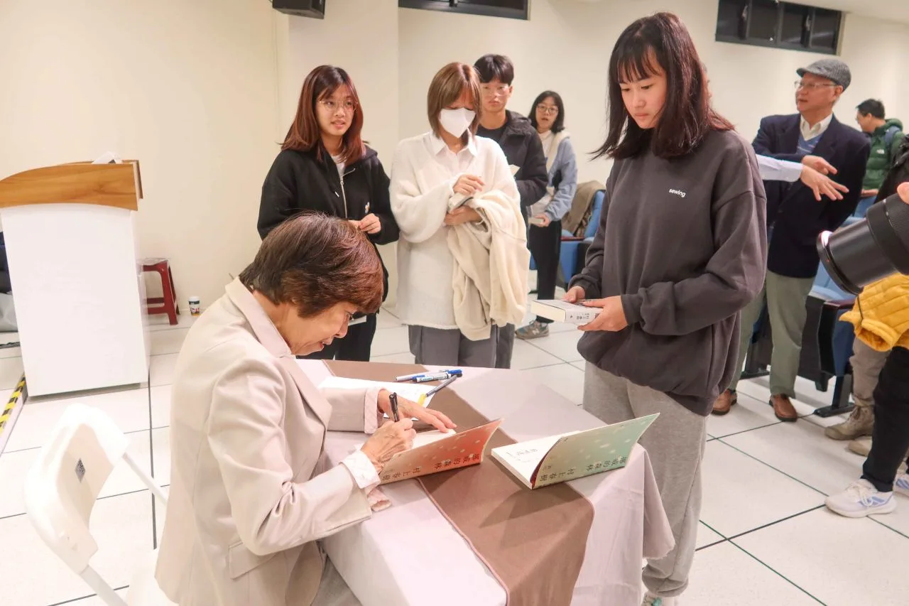 賴明珠所翻譯的村上春樹新書《城與不確定的牆》，在聯大也辦簽書會。何來美攝