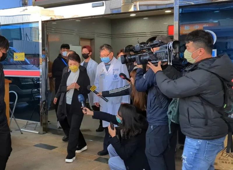 台中全聯倉儲大火，9人不治、8人送醫，其中4名傷者仍在急診室留置觀察，台中市長盧秀燕（前左）20日上午前往探視傷者。中央社