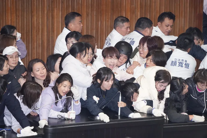 綠營19日打破議場窗戶闖入占主席台。藍委20日攻上主席台，欲將趴在主席台上的民進黨立委帶離現場，雙方攻防拉鋸戰。中央社