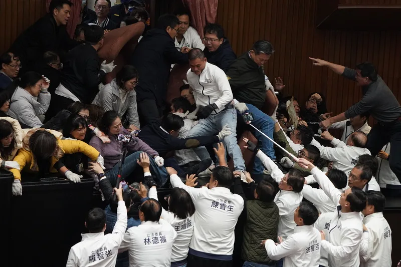 綠營19日打破議場窗戶闖入占主席台。藍委20日攻上主席台，欲將趴在主席台上的民進黨立委帶離現場，雙方攻防拉鋸戰。中央社