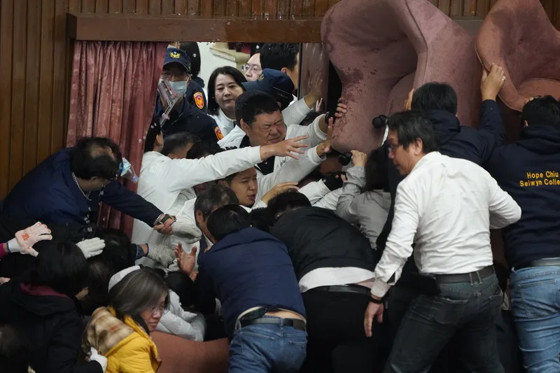 綠營19日打破議場窗戶闖入占主席台。藍委20日攻上主席台，欲將趴在主席台上的民進黨立委帶離現場，雙方攻防拉鋸戰。中央社