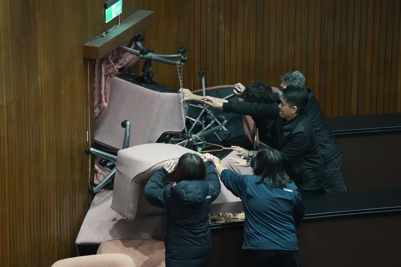 民進黨立委占據議場，用椅子堵住門口，阻擋國民黨立委進入。中央社