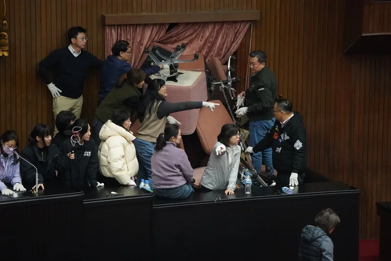 民進黨立委占據議場，用椅子堵住門口，阻擋國民黨立委進入。中央社