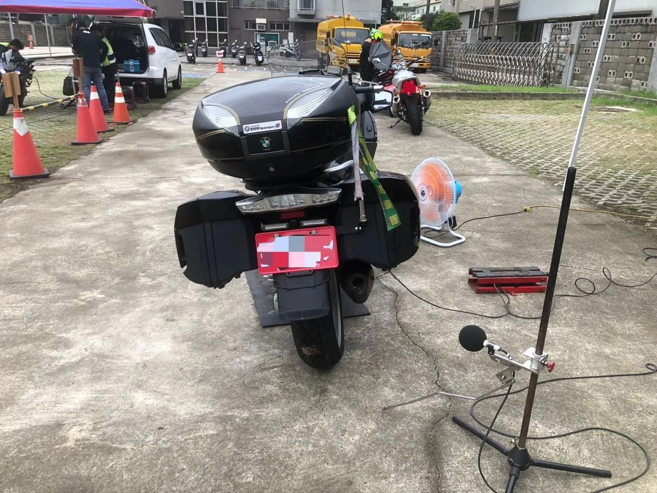 年底前,已改裝非原廠排氣管的車主可委託噪音實驗室進行檢驗,或可至地方環保局免費申請檢驗,檢驗合格後即完成認證程序。新北市環保局提供