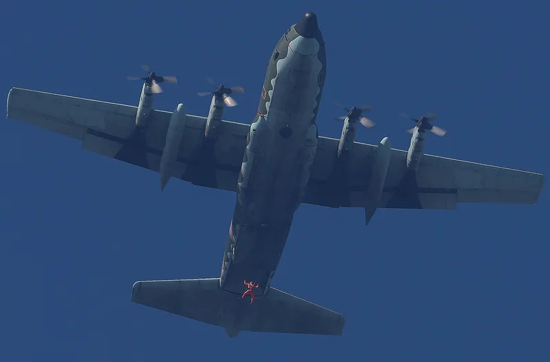 神龍小組搭C-130H運輸機一躍而下，展現操傘技術。中央社