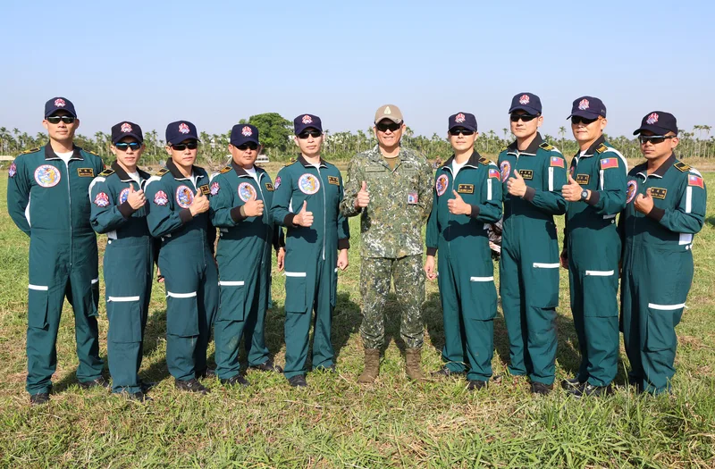 陸軍空訓中心指揮官陳冠宇（右5）與神龍小組合影。中央社