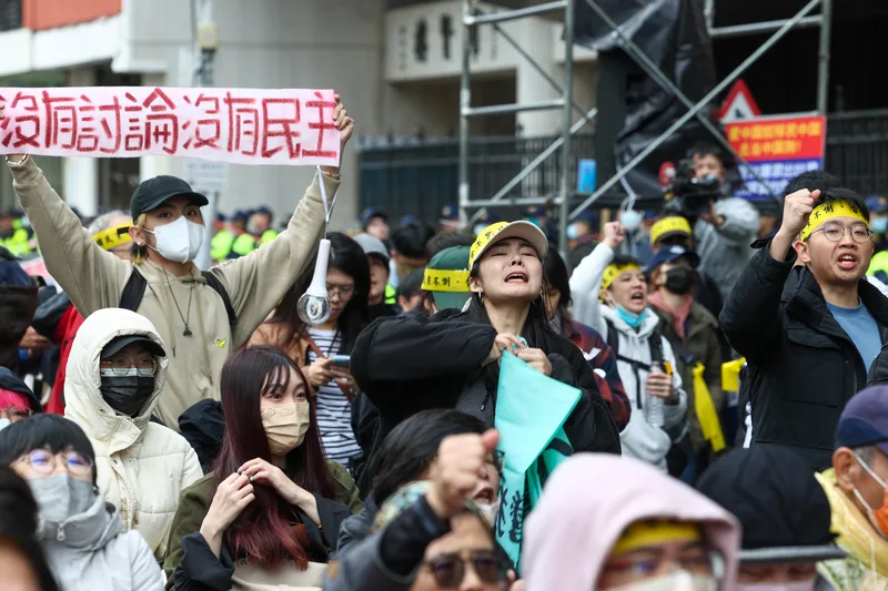 立法院會20日審議選罷法等修正案,民團同步在院外集會訴求退回法案,大批群眾到場高舉標語、喊口號。中央社