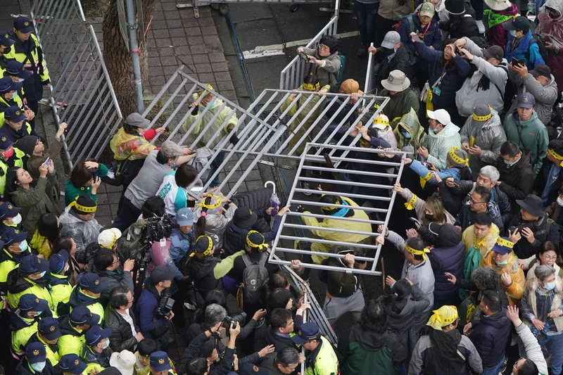 立法院會20日審議選罷法等修正案,公民團體在立法院外發起「冬季青鳥在台北」活動,大批群眾推倒圍欄,與警方爆發衝突。中央社