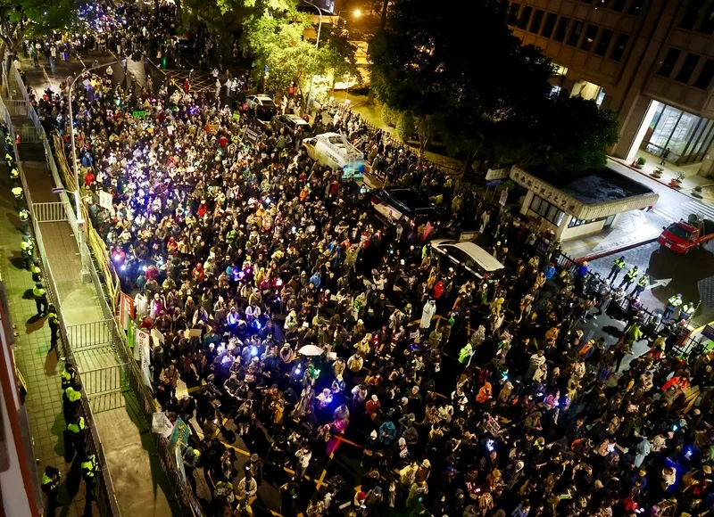 經濟民主連合等民間團體發起「冬季青鳥在台北」行動,19日晚間繼續在立法院外舉行集會遊行。中央社