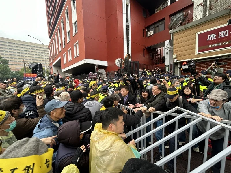「冬季青鳥在台北」20日活動,部分民眾企圖翻進立法院。民進黨立委王定宇(前排右3)等人到場外與群眾致意。中央社