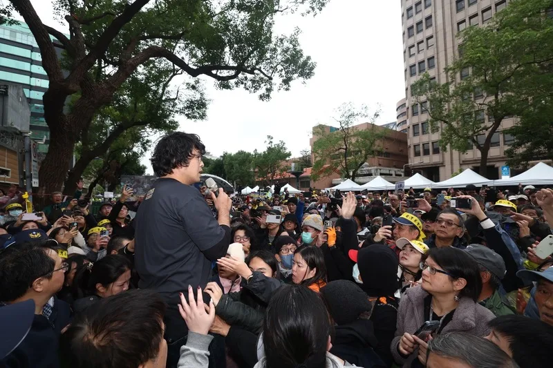 「冬季青鳥在台北」20日活動,民進黨立委沈伯洋(前左,黑衣)到場向群眾喊話表示,需要大家的力量。中央社