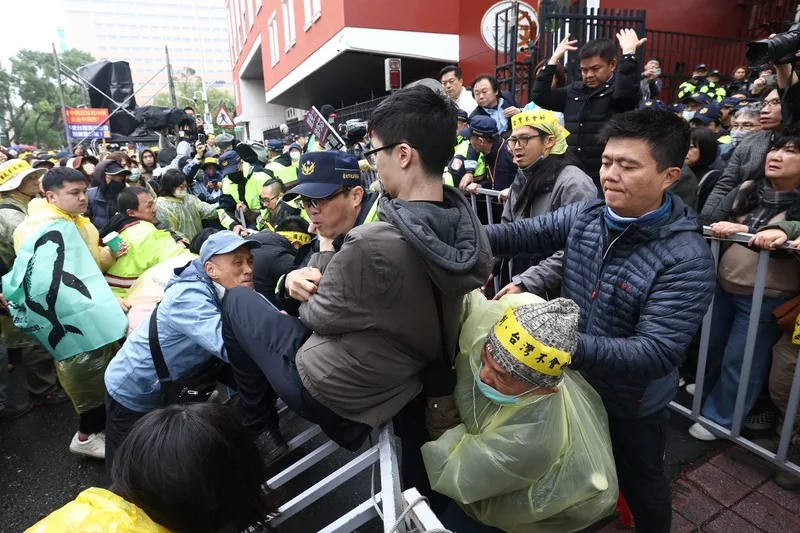 「冬季青鳥在台北」活動群眾,20日上午11時許欲衝入立法院,與警方爆發推擠衝突。中央社