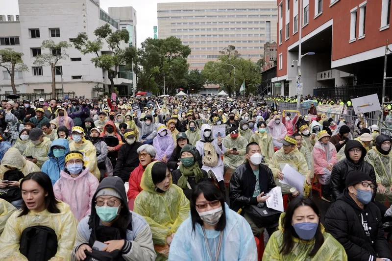 公民團體在立院外發起「冬季青鳥在台北」活動,20日下午民眾冒雨聚集到濟南路,要求退回3爭議法案。中央社