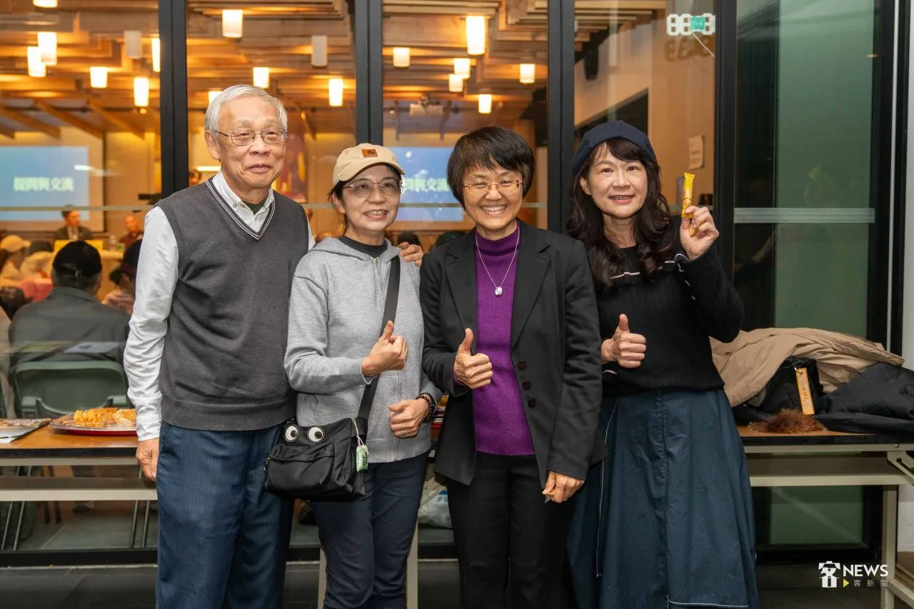 客委會主委古秀妃（右二）與白色恐怖受難者、馬來西亞客家人陳欽生（左一）合影。李台源攝