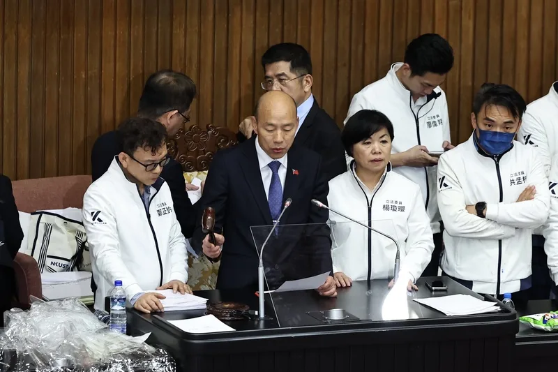 立法院會20日下午三讀通過憲法訴訟法修正案，立法院長韓國瑜（前左2）在多名國民黨籍立委陪伴下，敲槌宣布三讀。中央社