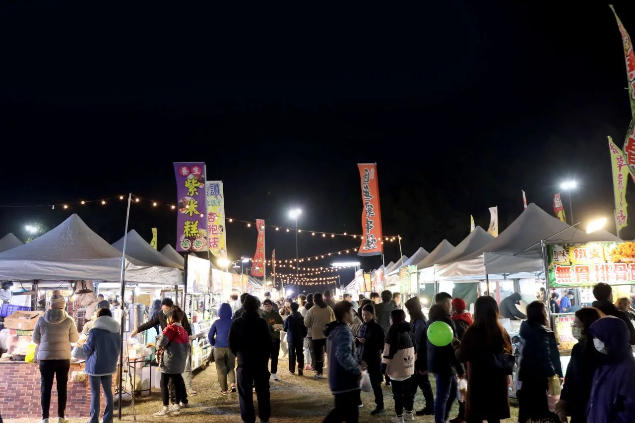 苗栗音樂佳餚耶誕城音樂會開幕,小吃攤位相當熱鬧。苗縣府提供