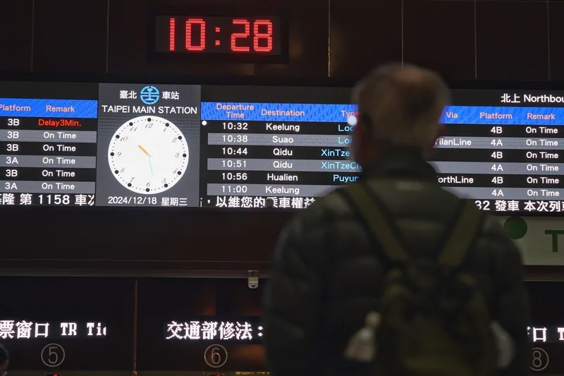 台鐵表示,2025年第1季首次推出台鐵假期,將環島路網與住宿包裝成多元化產品。圖為台鐵台北車站大廳列車時刻表。中央社