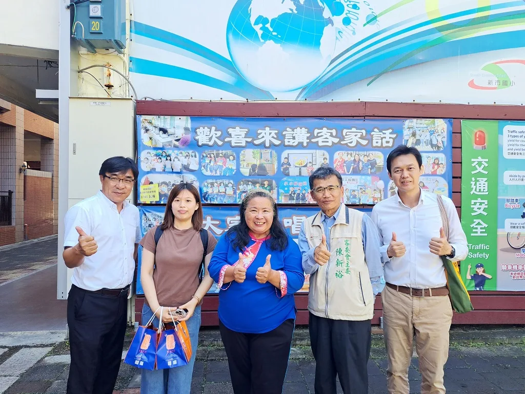 台南市客委會主委陳新欲拜訪新市國小校長李智賢（左1）、教師謝明麟（左3）。台南客委會提供
