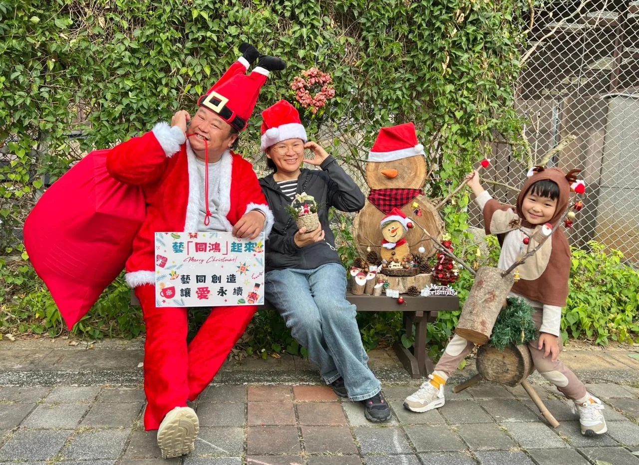 耶誕節即將來臨,高雄壽山動物園化身「耶誕老公公」,為園內的動物以及入園民眾準備驚喜。壽山動物園提供