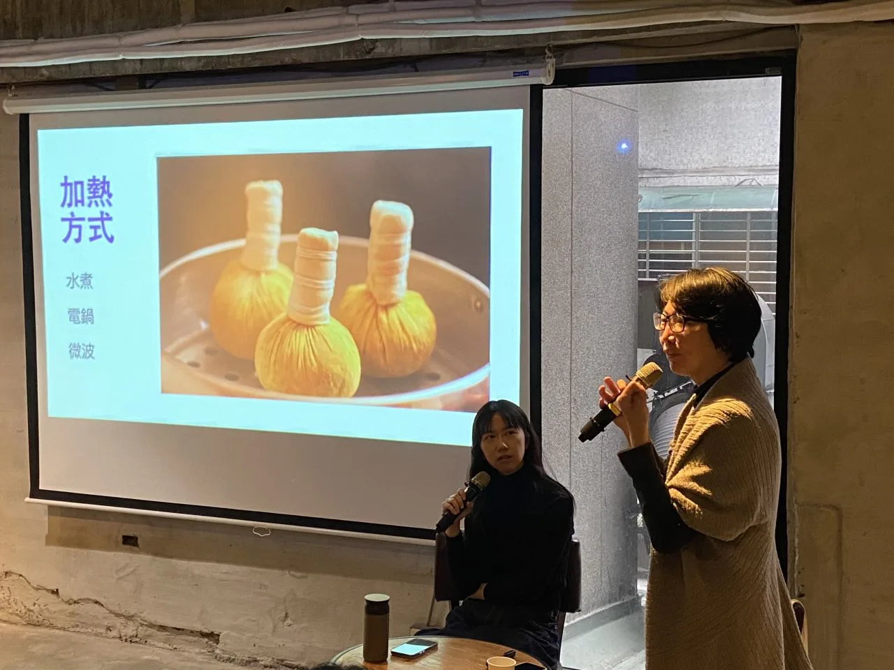 藥草球可以水煮、電鍋加熱、微波加熱三種方式處理。徐穗青攝