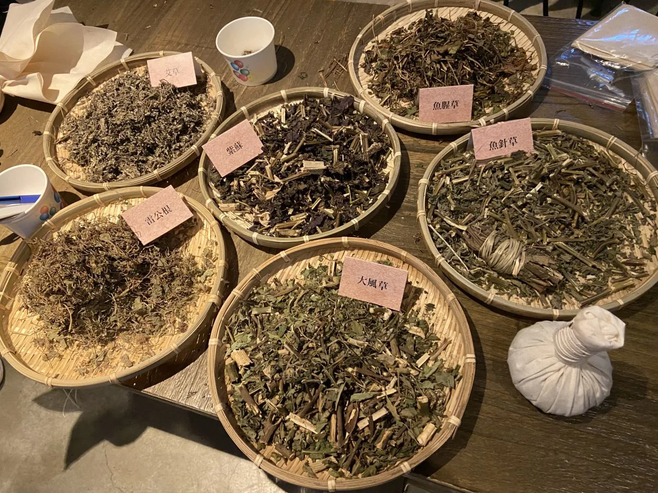 使用45cmX45cm的無染棉布、130-160cm綁粽子用的棉繩，即可製成一顆藥草球。徐穗青攝