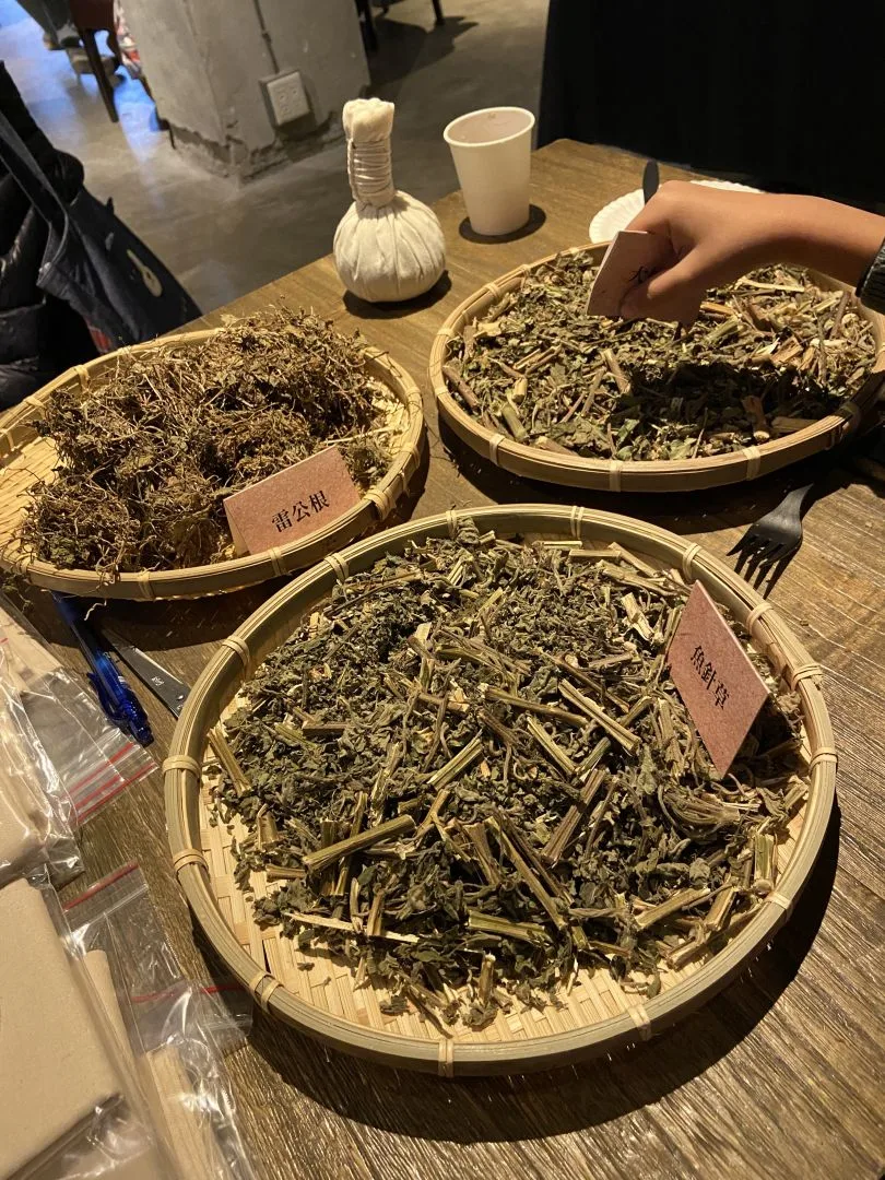 現場讀者們動手製作屬於自己的客家藥草球。徐穗青攝