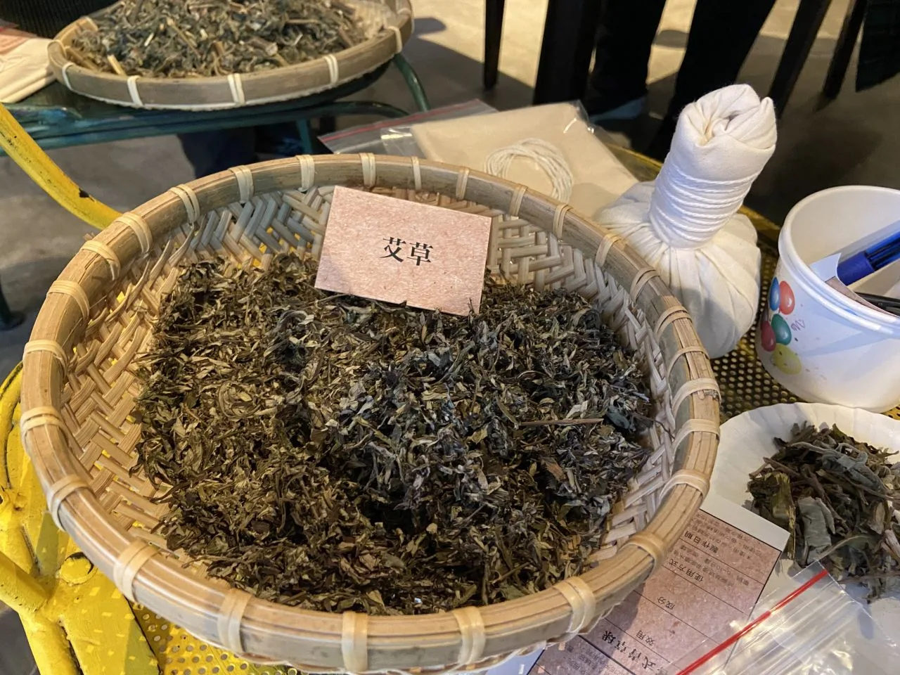 藥草之王，艾草。客庄會將艾草做成艾粄，菜包的一種，香氣味道獨特，有祛寒除溼淨化空間、溫筋活血鎮定安神之效。不同於艾絨，藥草球使用的是「艾葉」。徐穗青攝