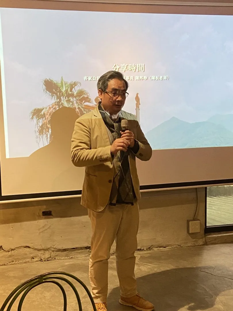 客家公共傳播基金會董事長陳邦畛與現場讀者分享《靛花》季刊的發行理念。徐穗青攝