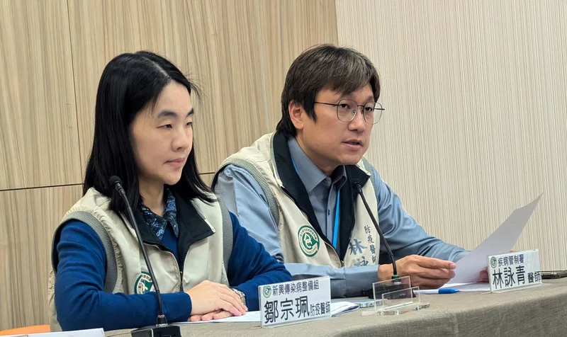 衛福部疾管署防疫醫師林詠青（右）。中央社