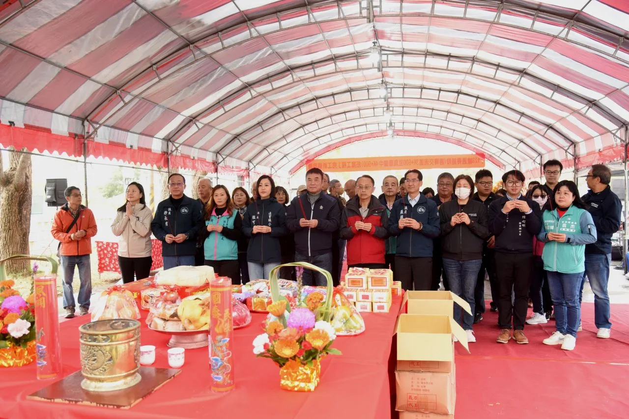 苗128線通車上香祈福。苗縣府提供