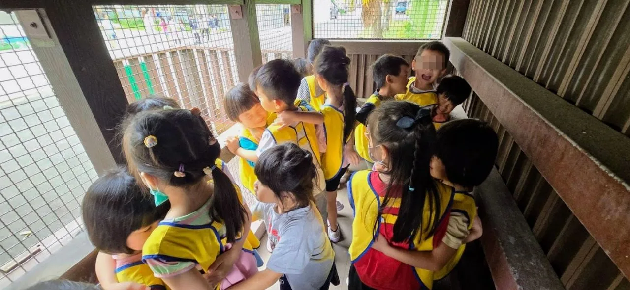 幼兒園小朋友進行一分鐘，企在A4紙項。鍾孝昇提供