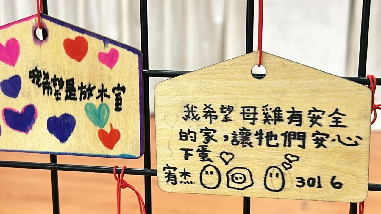 學生寫下祈福卡。鍾孝昇提供